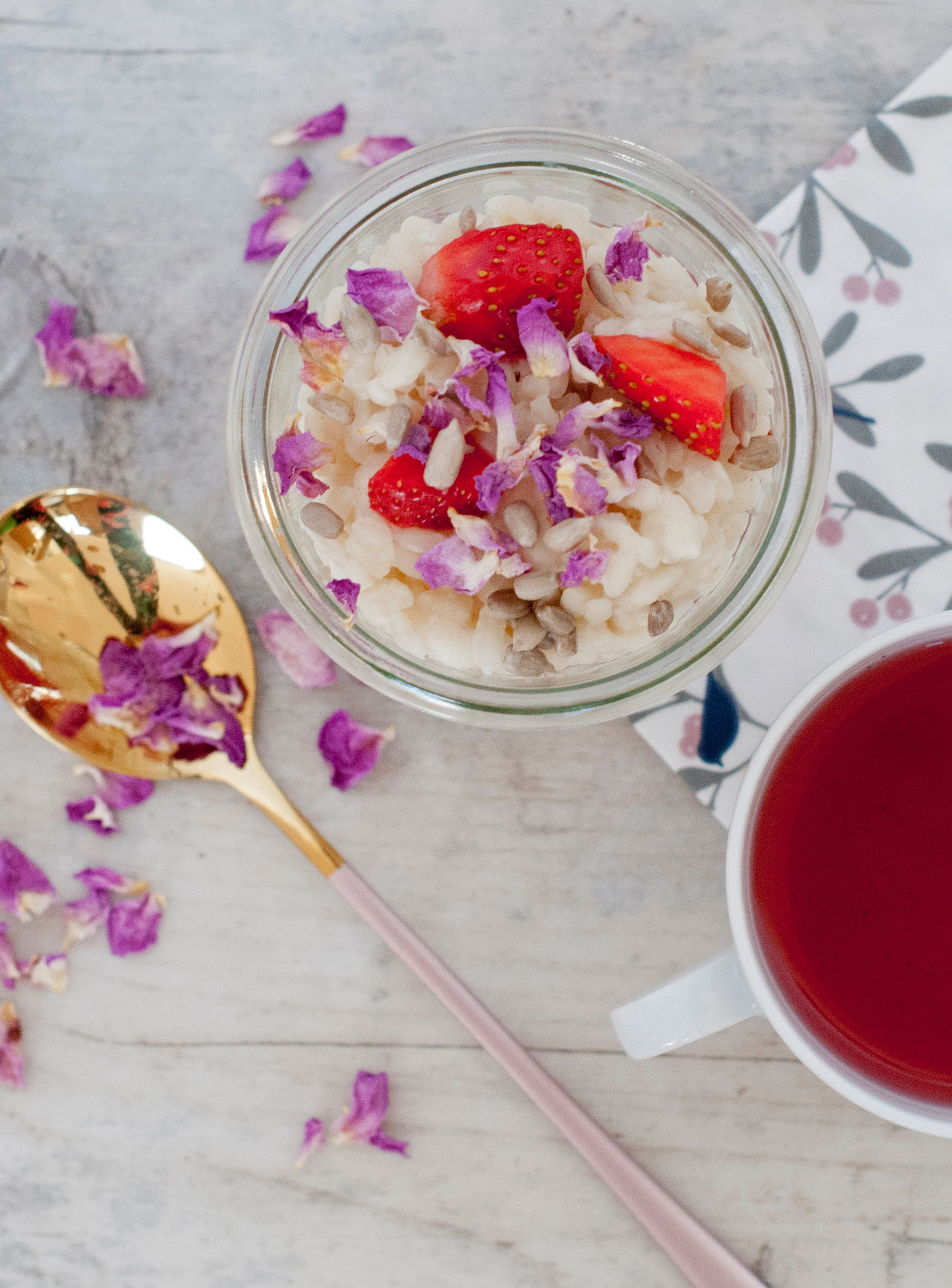 Kokos-Milchreis mit Rosenblüten und Erdbeeren